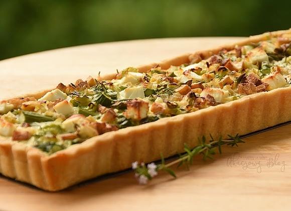 Tarta ze szparagami selerem naciowym cebulą wędzonym tofu i fetą