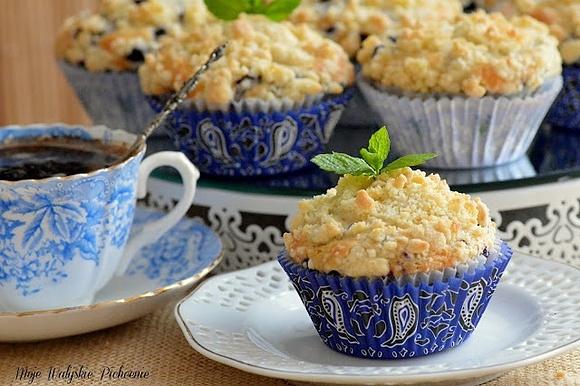Mięciutkie muffiny z jagodami i kruszonką