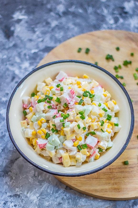 Sałatka z surimi i ananasem