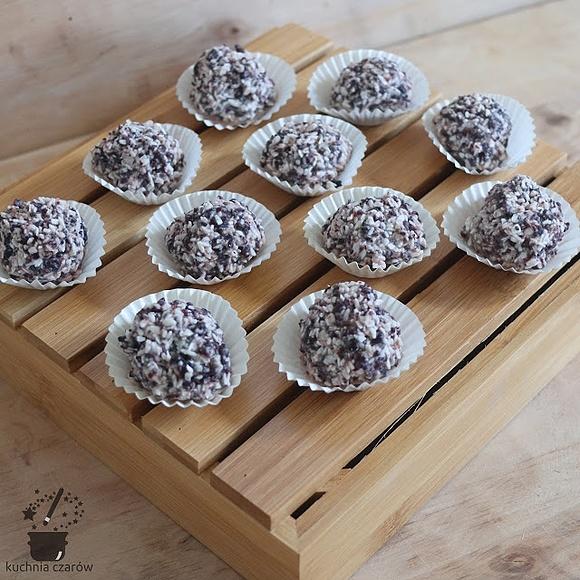 Wegańskie kuleczki kokosowo-wiśniowe bez glutenu i laktozy