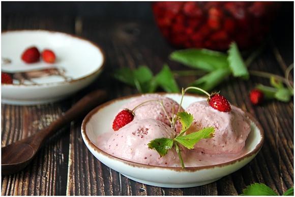 Lody poziomkowe
