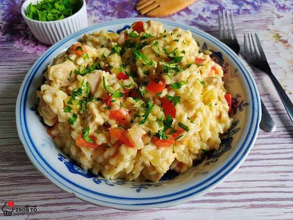 Risotto z kurczakiem, papryką i cebulą