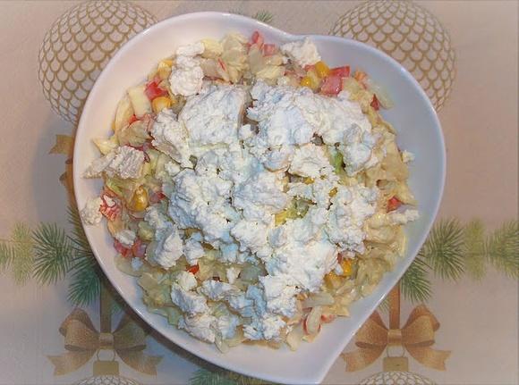 Surówka z kapusty pekińskiej z kukurydzą i serem feta
