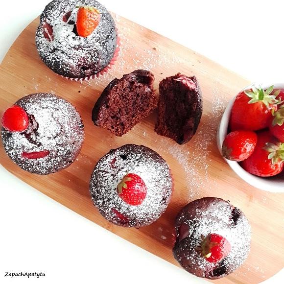 Czekoladowe muffinki z truskawkami