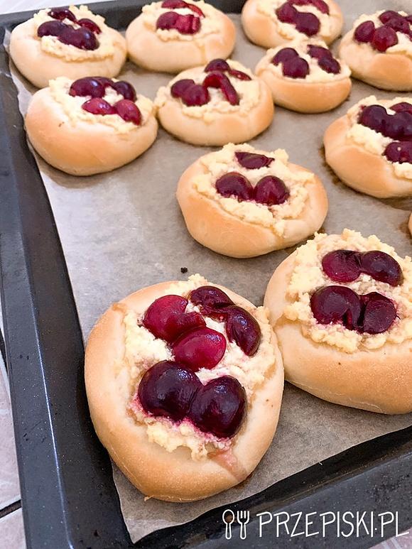 Drożdżówki z serem i wiśniami