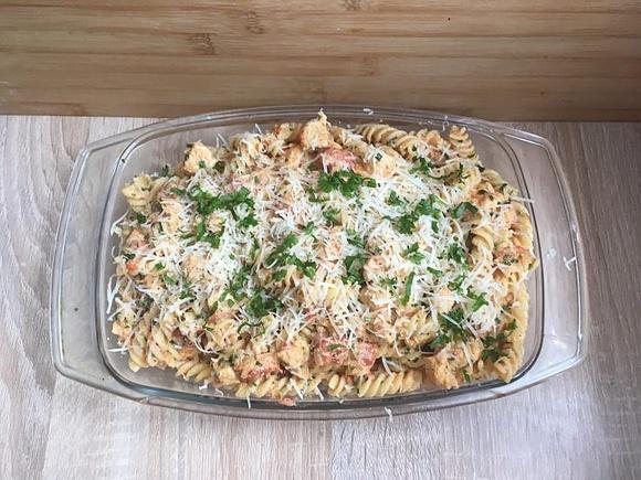 Makaron z kurczakiem w sosie jogurtowo-pomidorowym