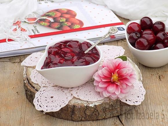 Frużelina wiśniowa - podstawowy przepis na dodatek do ciast