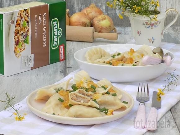 Pierogi z kaszą gryczaną, serem biały i młodą cebulką