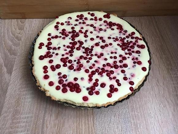 Prosta tarta z bitą śmietaną i owocami