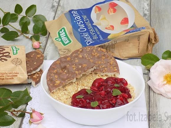 Owsianka z frużeliną wiśniową i waflami