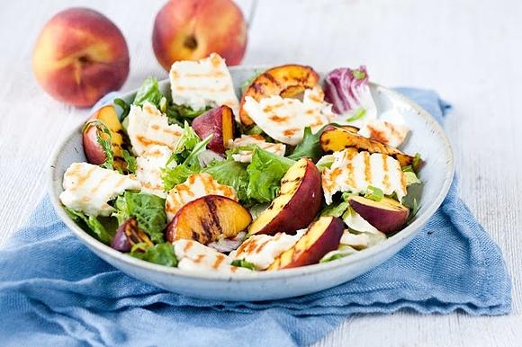 Sałata z grillowaną brzoskwinią i serem halloumi