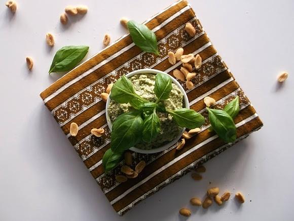 Pesto bazyliowe z orzeszkami ziemnymi sól