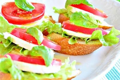 Małe co nieco: kanapeczki z mozzarellą