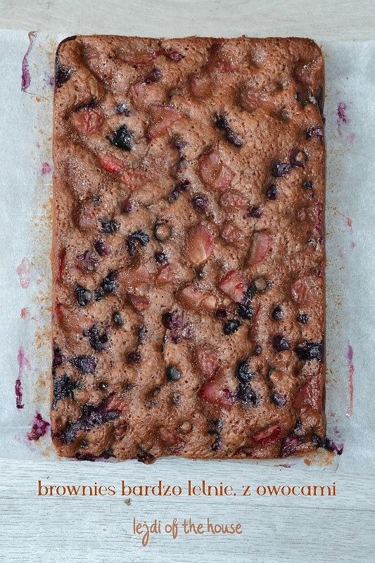 Dziecięce brownies z letnimi owocami