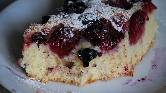 Pulchne wilgotne ciasto jogurtowe z malinami i borówkami