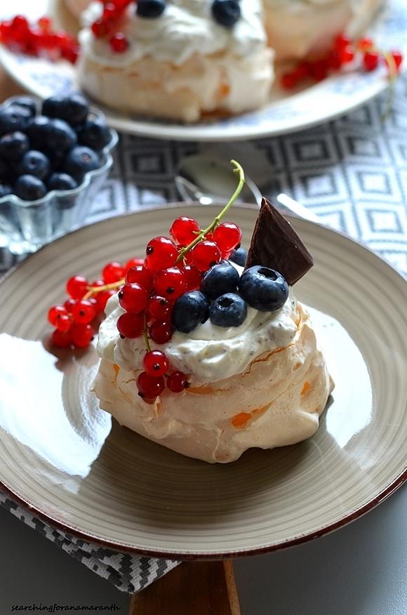 Mini Pavlova z kremem miętowym, porzeczkami i borówkami