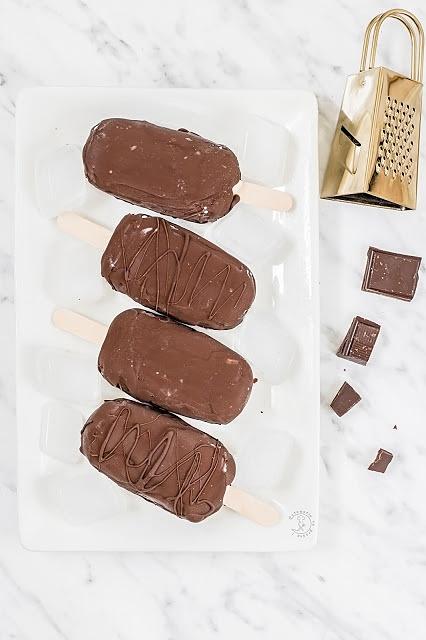 Domowe lody straciatella na patyku w czekoladzie