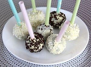Cake pops - przepis na lizaki z biszkoptu i czekolady
