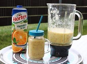 Smoothie z bananów, jabłek i soku pomarańczowego