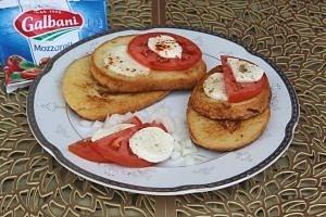 Tosty z mozzarellą i pomidorami