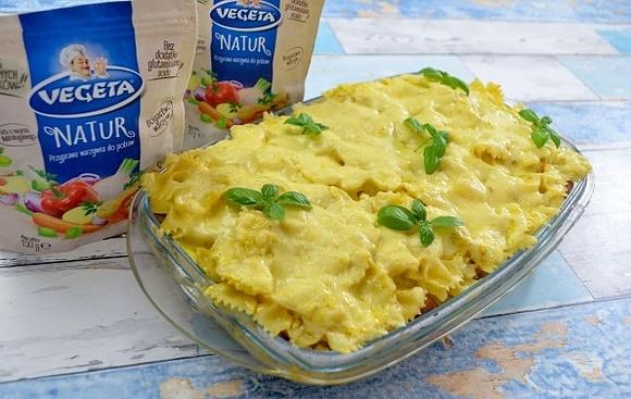 Zapiekanka z makaronem, kiełbasą, pieczarkami i cebulą
