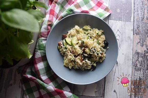 Risotto z cukinią, suszonym pomidorem i oliwkami