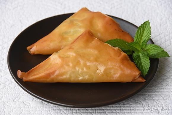 Spanakopita - greckie pierożki z ciasta filo nadziewane szpinakiem z fetą