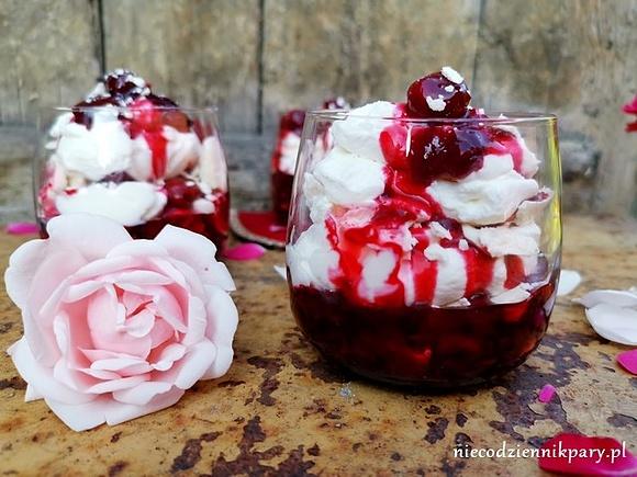Eton Mess z frużeliną wiśniową