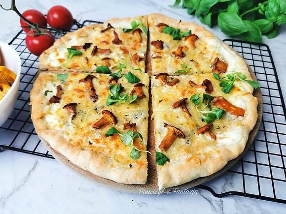 Biała pizza z kurkami