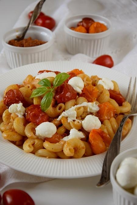 Makaron z czerwonym pesto, pieczonymi pomidorkami i mozzarellą