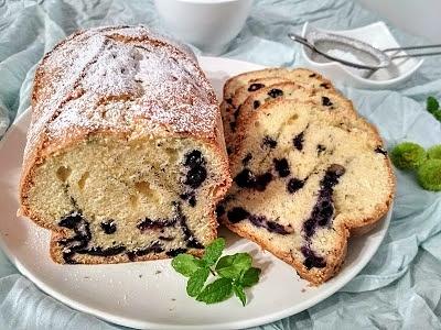 Babka jogurtowa z jagodami