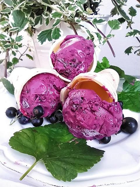 Lody z czarną porzeczką