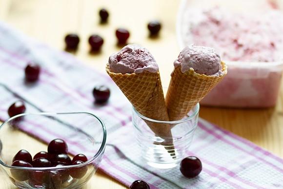 Lody jogurtowe z wiśniami