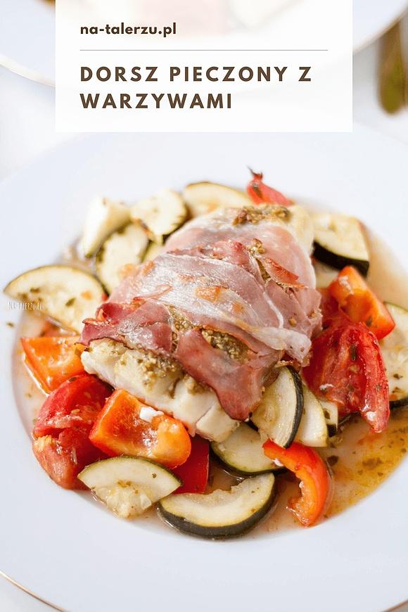 Pieczony dorsz w szynce parmeńskiej z warzywami