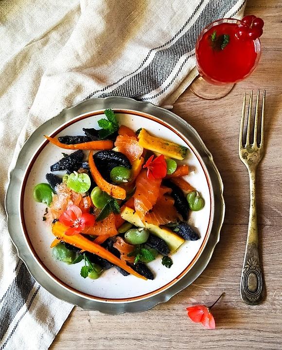 Bezglutenowe czarne kluseczki z łososiem, warzywami i miętą