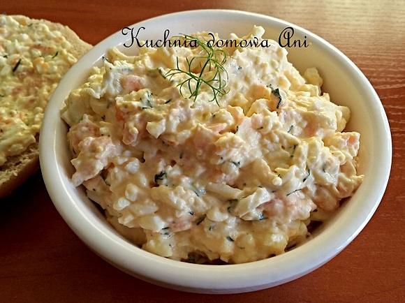 Pasta jajeczna z wędzonym łososiem