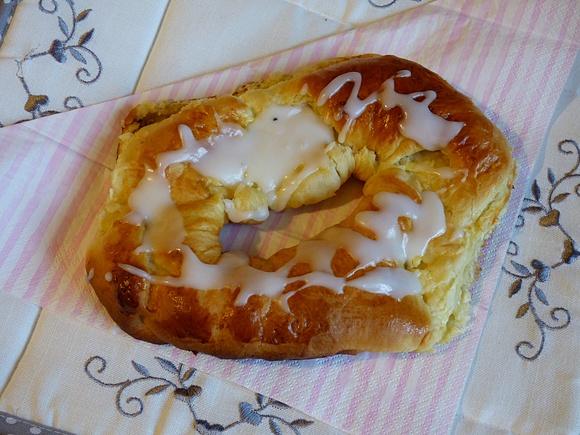 Zakręcona drożdżówka z orzechowym nadzieniem