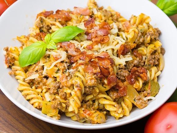 Cheeseburger pasta makaron o smaku hamburgera
