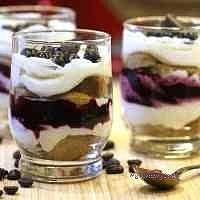 Sezonowe tiramisu z czarną porzeczką