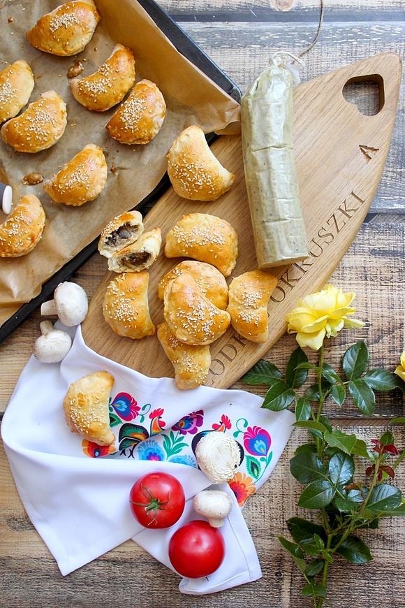 Pierożki drożdżowe z pasztetową i pieczarkami