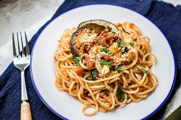Spaghetti drobiowe z bakłażanem i cukinią