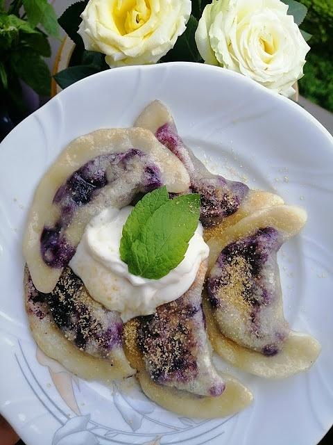 Polska wegańskie pierogi z jagodami