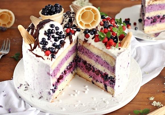 Tort jagodowy z poziomkami