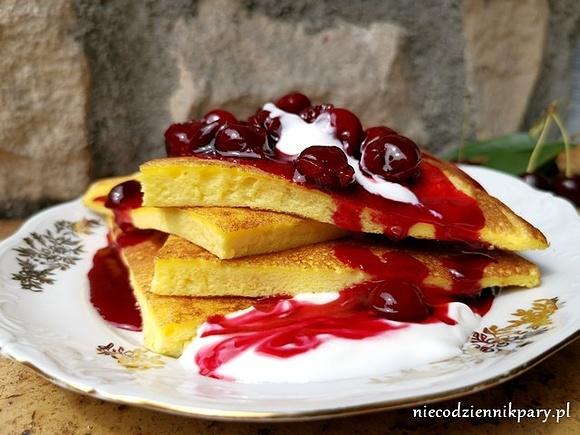 Omlet budyniowy na słodko z frużeliną wiśniową i jogurtem