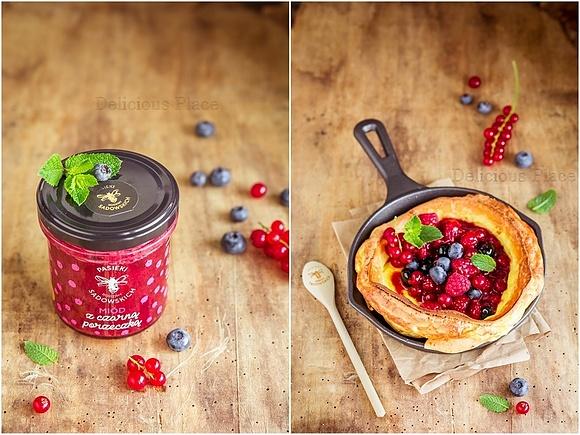 Dutch baby z owocami w miodzie i miodem z pasieki rodziny Sadowskich