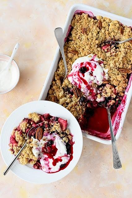 Jabłkowo-porzeczkowy crumble z owsianą kruszonką