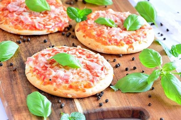 Mini pizze z szynką i mozzarellą