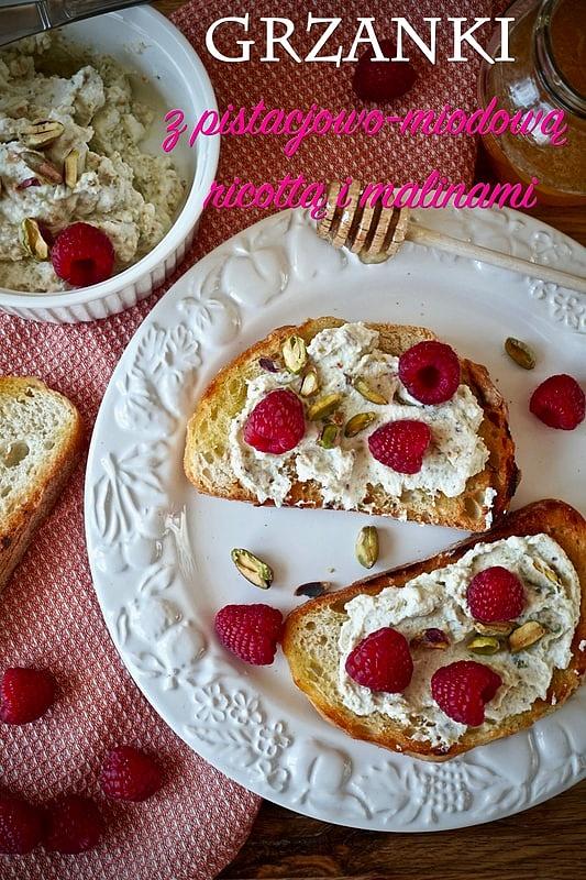 Grzanki z pistacjowo-miodową ricottą i malinami