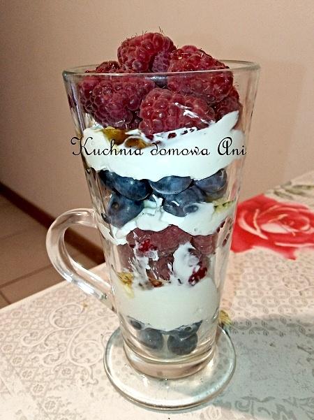 Deserowy skyr z owocami