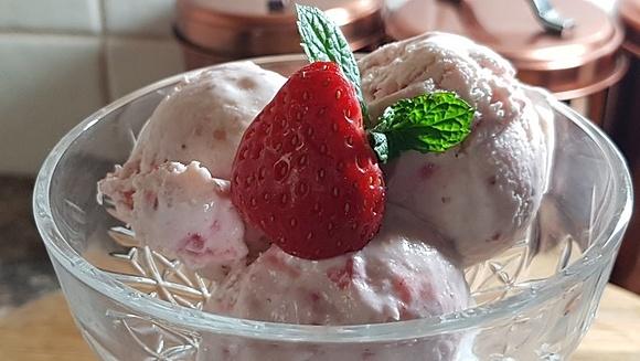 Pyszne lody z owocami z trzema składnikami
